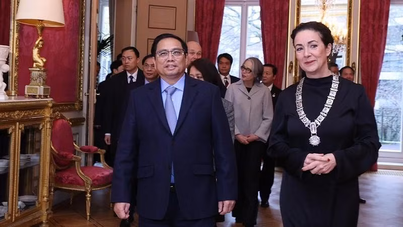 El primer ministro vietnamita, Pham Minh Chinh, y la alcalde de Ámsterdam, Femke Halsema. (Fotografía: Nhan Dan)