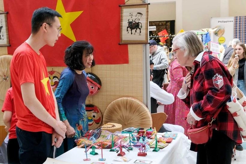 En el stand de la embajada de Vietnam en Dinamarca. (Fuente: Nhan Dan)