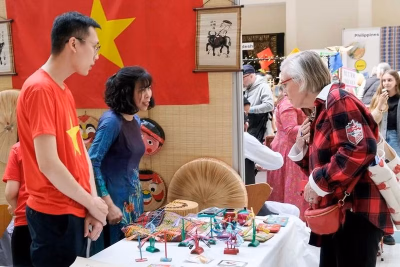 En el stand de la embajada de Vietnam en Dinamarca. (Fuente: Nhan Dan)