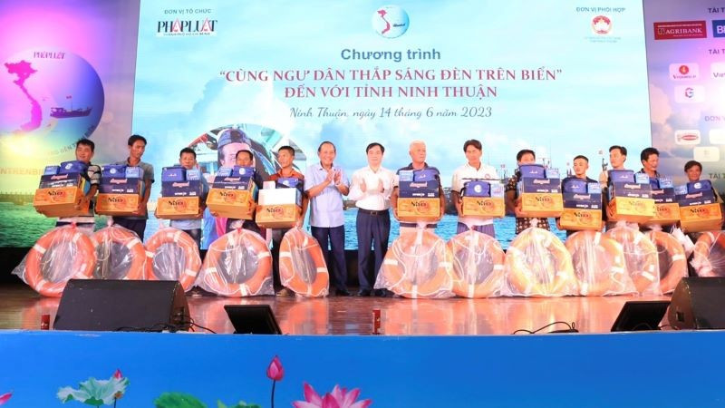 Entregan regalos a pescadores en Ninh Thuan.