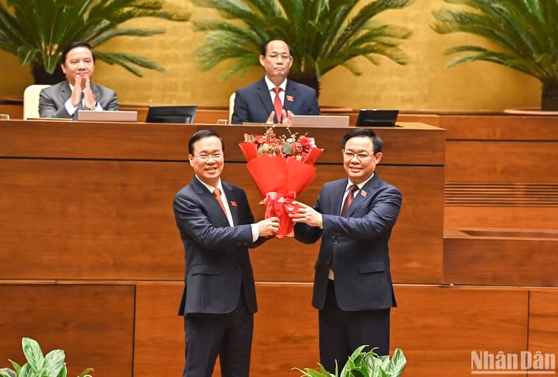 El titular de la Asamblea Nacional Vuong Dinh Hue felicita al nuevo presidente del país.