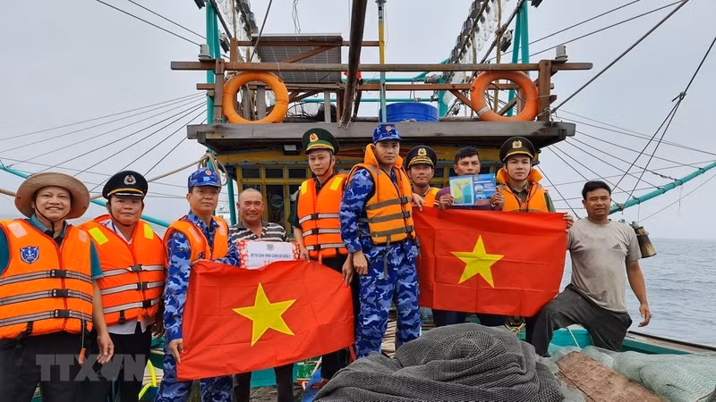 La Guardia Costera de Vietnam entregó banderas nacionales para pescadores (Fuente: VNA)