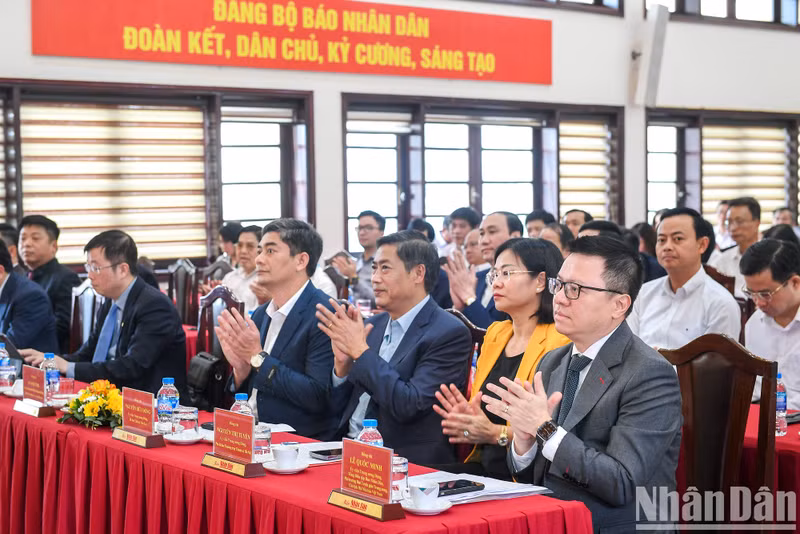 [Foto] Periódico Nhan Dan lanza subpágina sobre seis regiones socioeconómicas ảnh 2