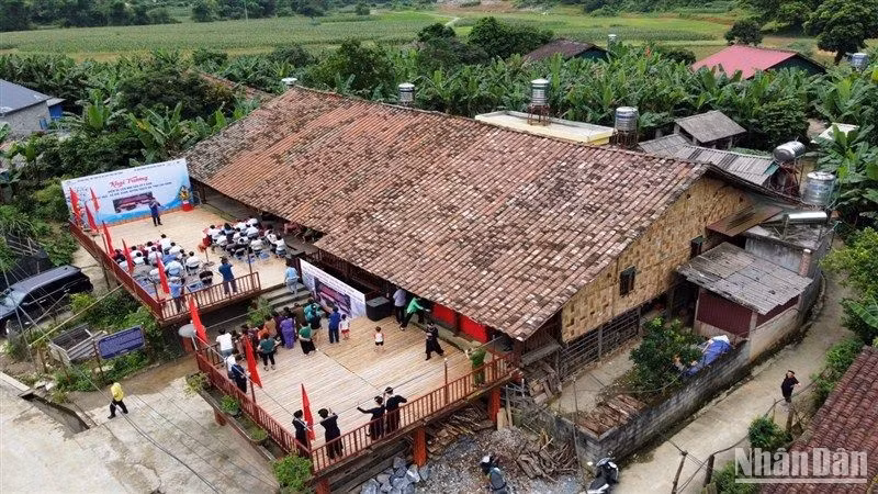 La antigua casa sobre pilotes de nueve compartimentos. (Fotografía: Nhan Dan)