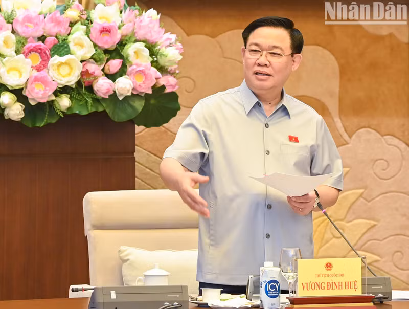 Vuong Dinh Hue interviene en el encuentro.