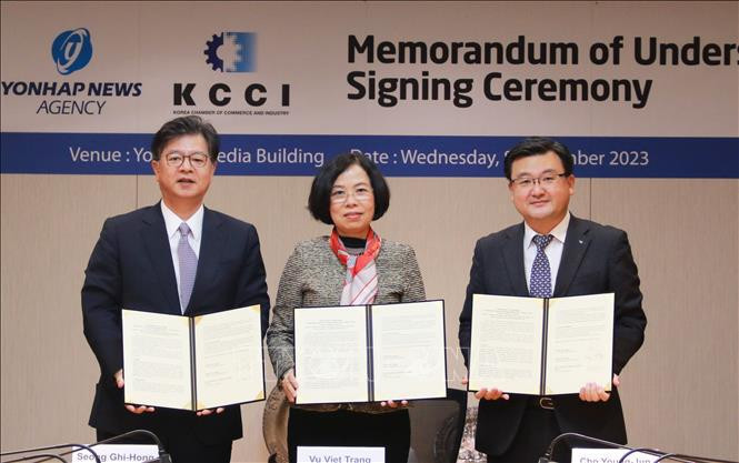 La directora general de la Agencia Vietnamita de Noticias, Vu Viet Trang, firma un Memorando de Entendimiento para apoyar las actividades de responsabilidad social de las empresas surcoreanas que invierten en Vietnam. (Fotografía: VNA)