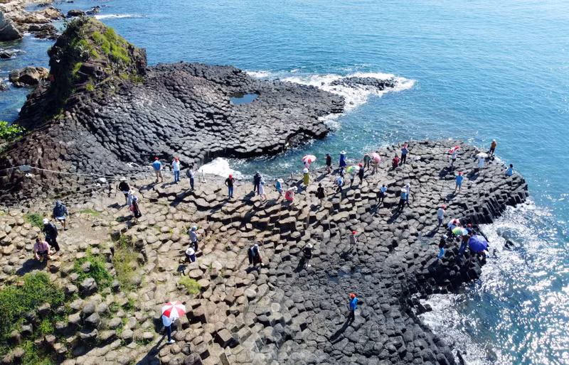 Gracias a su peculiaridad, las columnatas basálticas se convierten en uno de los destinos icónicos de Phu Yen. Gracias a su peculiaridad, las columnatas basálticas se convierten en uno de los destinos icónicos de Phu Yen.