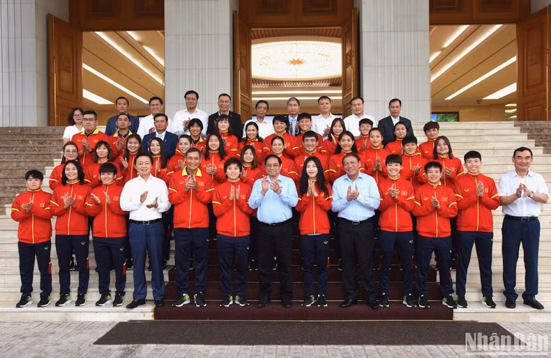 El primer ministro vietnamita, Pham Minh Chinh, y las jugadoras de la selección femenina de fútbol de Vietnam. (Fotografía: Nhan Dan)