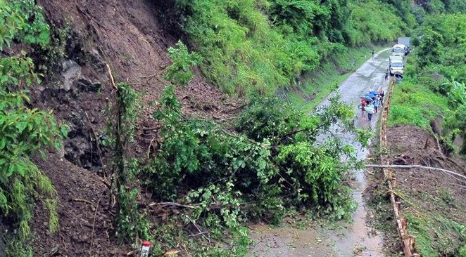 Deslizamiento de tierra en la autopista 279D. (Fotografía: VNA)