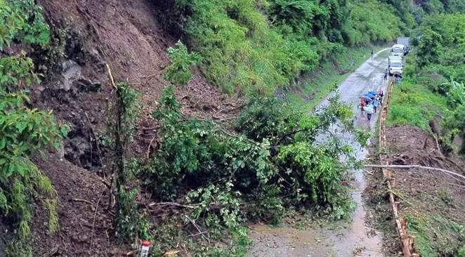 Deslizamiento de tierra en la autopista 279D. (Fotografía: VNA)