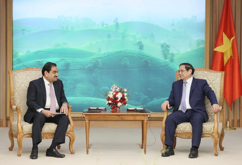 El primer ministro de Vietnam, Pham Minh Chinh, recibe al presidente del grupo Adani, Gautam Adani. (Fotografía: VNA)