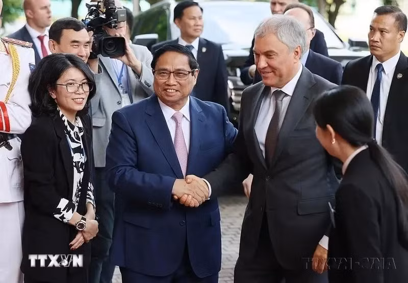 El primer ministro de Vietnam, Pham Minh Chinh, se reúne con el presidente de la Duma Estatal de la Asamblea Federal de Rusia, Vyacheslav Volodin, en visita oficial al país (2023). (Fotografía: VNA)