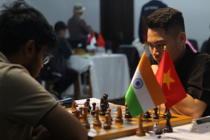 El vietnamita Tran Tuan Minh (derecha) gana torneo internacional de ajedrez.