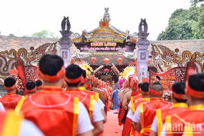 El antiguo Templo Lang, en la aldea de Lang, se construyó durante el reinado del rey Ly Anh Tong (1138-1175) y fue reconocido como Monumento Histórico-Arquitectónico Nacional en 1962.