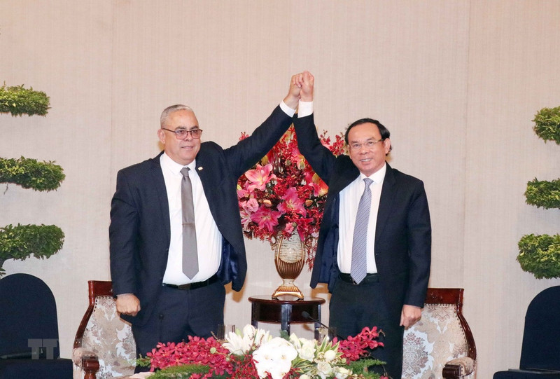El miembro del Buró Político y secretario del Comité del Partido Comunista de Vietnam en Ciudad Ho Chi Minh, Nguyen Van Nen, y Luis Antonio Torres Iribar, primer secretario del Partido Comunista de Cuba en La Habana. (Fotografía: VNA)