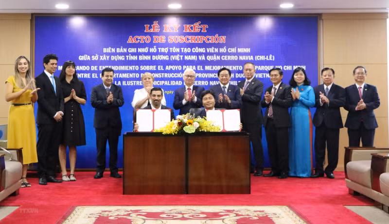 El acto de firma de un memorando de entendimiento sobre el apoyo a la restauración del Parque Ho Chi Minh. (Fotografía: VNA)