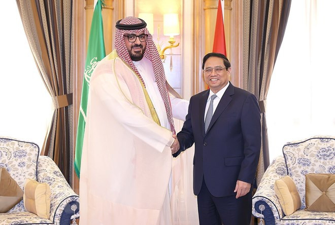 El primer ministro de Vietnam, Pham Minh Chinh, y el ministro saudita de Economía y Planificación, Faisal Al-Ibrahim. (Fotografía: VNA)