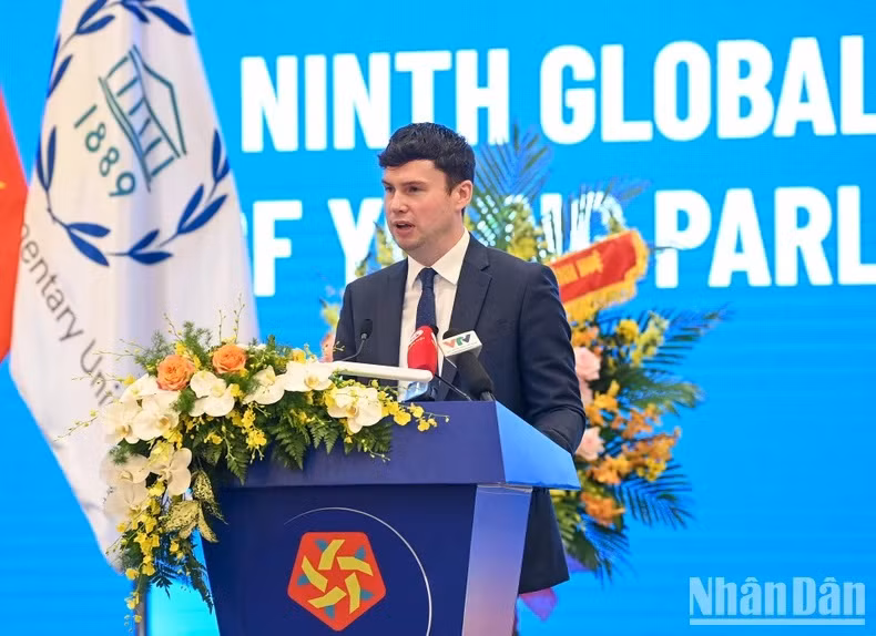 El presidente del Foro de Jóvenes Parlamentarios, Dan Carden, habla en la ceremonia de apertura.