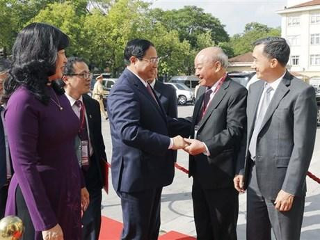 El primer ministro de Vietnam, Pham Minh Chinh, saluda a los representantes y exfuncionarios del Ministerio de Salud (Fotografía: VNA)