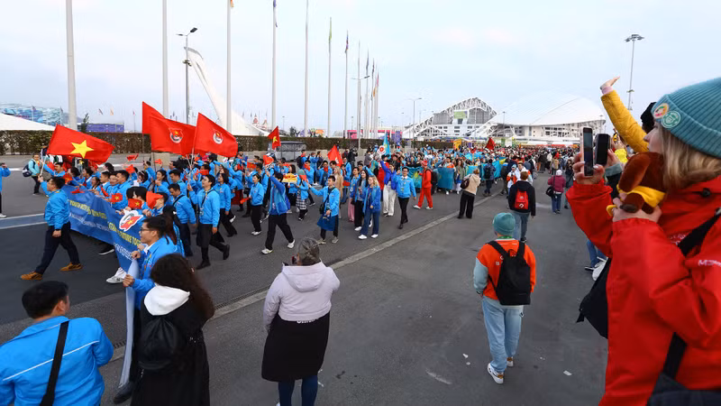 Las delegaciones caminan a lo largo de la Plaza de Medalla, cantando y poniendo de relieve la identidad nacional, la juventud, el amor y la solidaridad.
