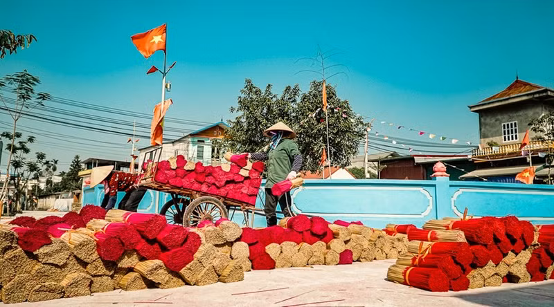 Todos los miembros de la familia participan en los pasos de elaboración de inciensos, desde cortar bambú y mojar las varillas en tinte rosa hasta secar al aire libre y producir pasta de incienso.