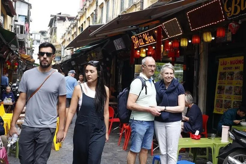 Turistas extranjeros en Hanói. (Fotografía: VNA)