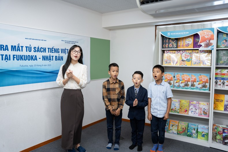 Lanzan en ciudad japonesa de Fukuoka librería vietnamita.
