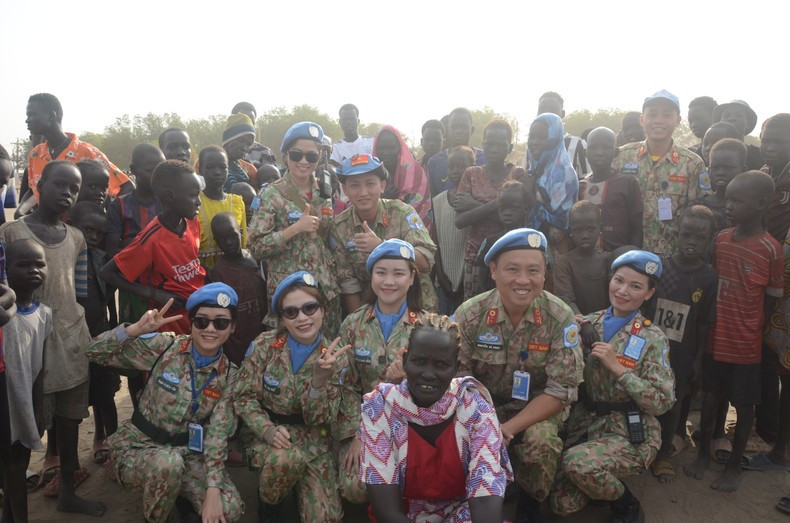 Cascos azules vietnamitas participan en marcha con motivo del Día Internacional de la Mujer.