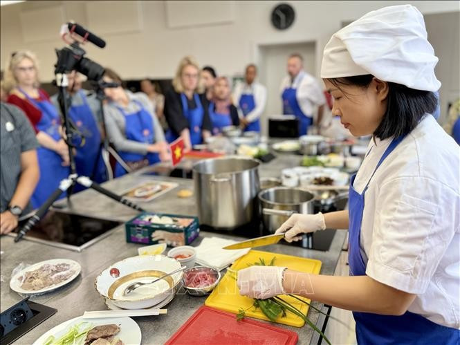 Un chef vietnamita muestra a los participantes cómo preparar el Pho. (Fotografía: VNA)