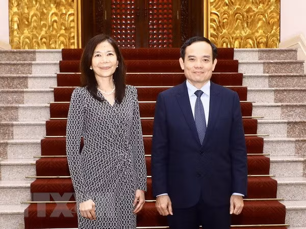 El viceprimer ministro de Vietnam, Tran Luu Quang, y la coordinadora residente de las Naciones Unidas (ONU) en Vietnam, Pauline Tamesis. (Fotografía: VNA)