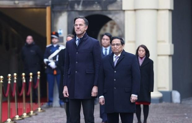 El primer ministro vietnamita, Pham Minh Chinh (derecha), y su homólogo holandés, Mark Rutte, en la ceremonia. (Fotografía: VNA)