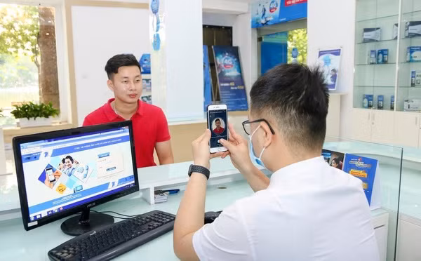 La aplicación de la tecnología de IA biométrica protege la información personal del suscriptor. (Fotografía: tuoitre.vn)