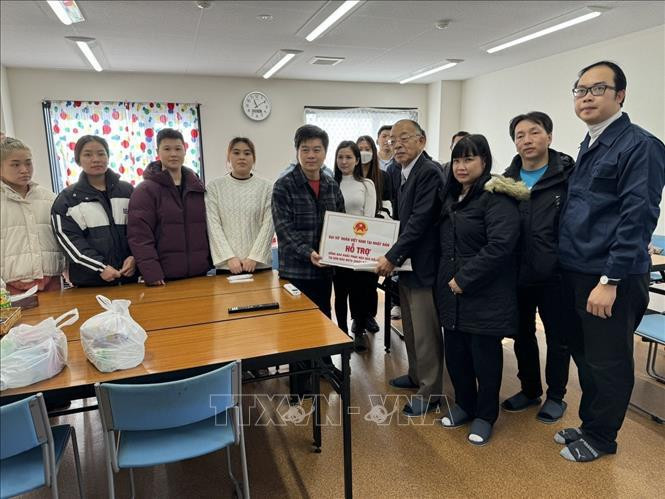 Entrega de ayuda humanitaria a trabajadores vietnamitas en la prefectura de Ishikawa. (Fotografía: VNA)