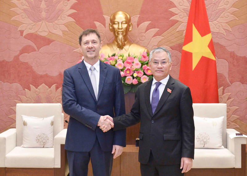 El subjefe del Comité de Asuntos Exteriores de la Asamblea Nacional de Vietnam, Don Tuan Phong, y el embajador de Hungría en Vietnam, Tibor Baloghdi.