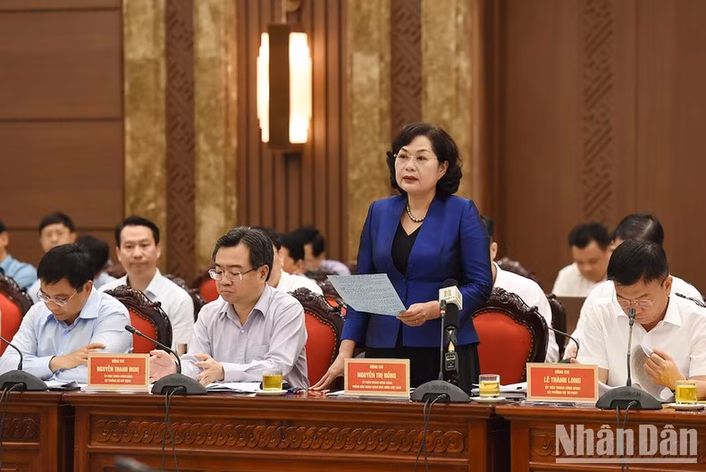 La gobernadora del Banco Estatal Nguyen Thi Hong habla en el evento.