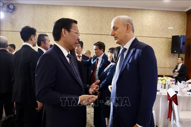 El presidente del Comité Popular de Ciudad Ho Chi Minh, Phan Van Mai, conversa con un delegado. (Fotografía: VNA)