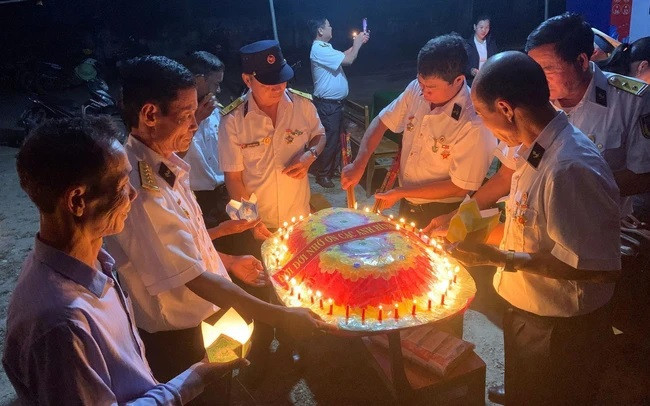 Preparan ofrenda floral para arrojar al mar, en homenaje a los mártires de Gac Ma. (Fotografía: VNA)