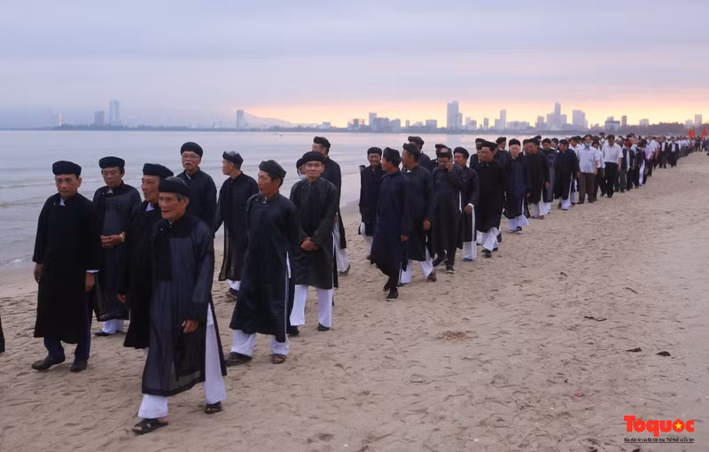 La gente se reunieron desde temprano en la plataforma principal para la ceremonia de adoración y oraron por capturas abundantes y un tiempo favorable en el mar. La gente se reunieron desde temprano en la plataforma principal para la ceremonia de adoración y oraron por capturas abundantes y un tiempo favorable en el mar.