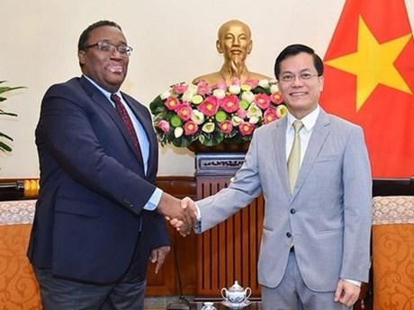 Ha Kim Ngoc, vicecanciller de Vietnam recibe a su homólogo Azad Pierre Nasser Belfort. (Fotografía: VNA)