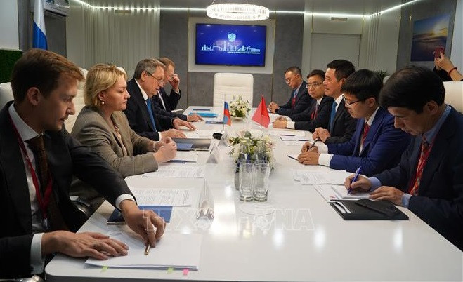 El ministro de Industria y Comercio de Vietnam, Nguyen Hong Dien durante la sesión de trabajo con el titular ruso de Energía, Nikolai Shulginov. (Fotografía: VNA)