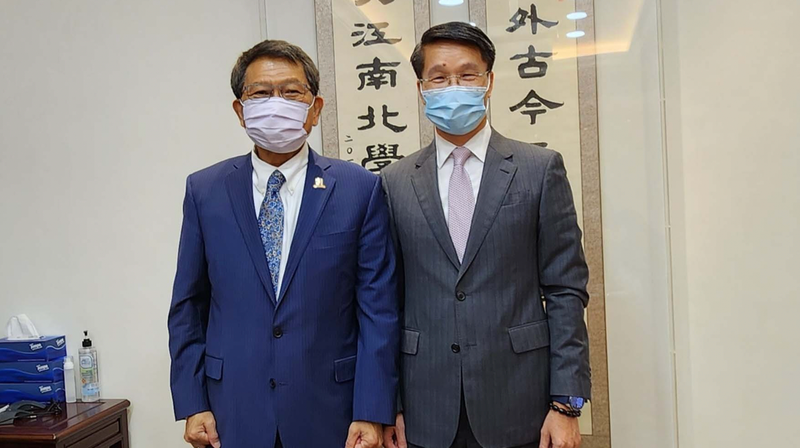 El cónsul general de Vietnam en Hong Kong, Pham Binh Dam, y el director de la Universidad China de Hong Kong, profesor Rocky. S Tuan.