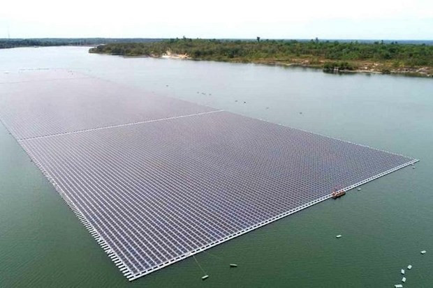Una granja solar flotante en la presa Sirindhorn en Ubon Ratchathani. (Fotografía: bangkokpost.com)