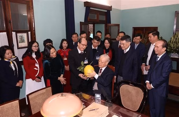 El secretario general del Partido Comunista de Vietnam (PCV), Nguyen Phu Trong, y los cuadros y empleados en la zona conmemorativa dedicada al Presidente Ho Chi Minh. (Fotografía: VNA)