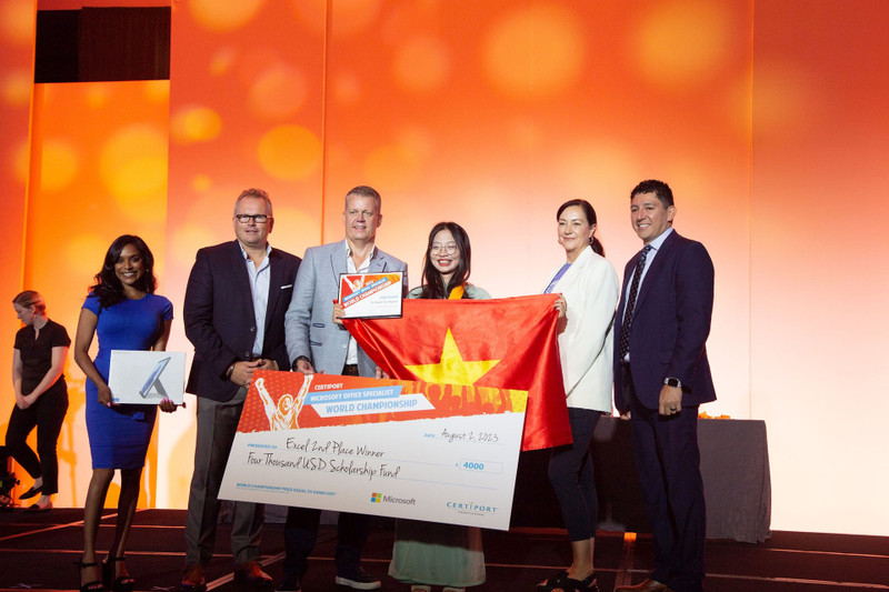 Organizadores de la competencia otorgan la medalla de plata mundial MOS Excel 2016 a la estudiante Nguyen Thi Thanh Truc de Vietnam. (Fotografía: laodong.vn)