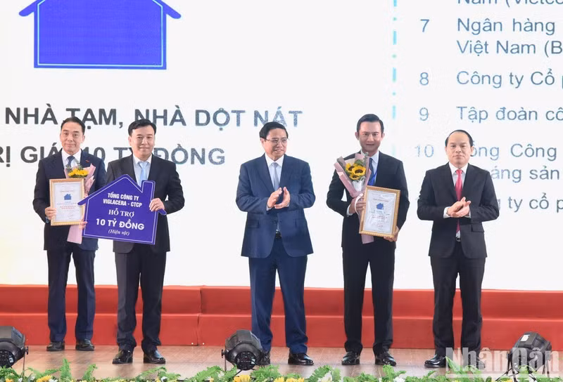 Se entregan certificado de mérito a los benefactores del programa de erradicación de casas temporales y destartaladas.