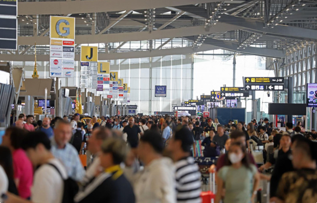 Turistas en la terminal del aeropuerto Suvarnabhumi de Tailandia el 11 de abril durante el festival Songkran de este año. (Fotografía: bangkokpost.com) 