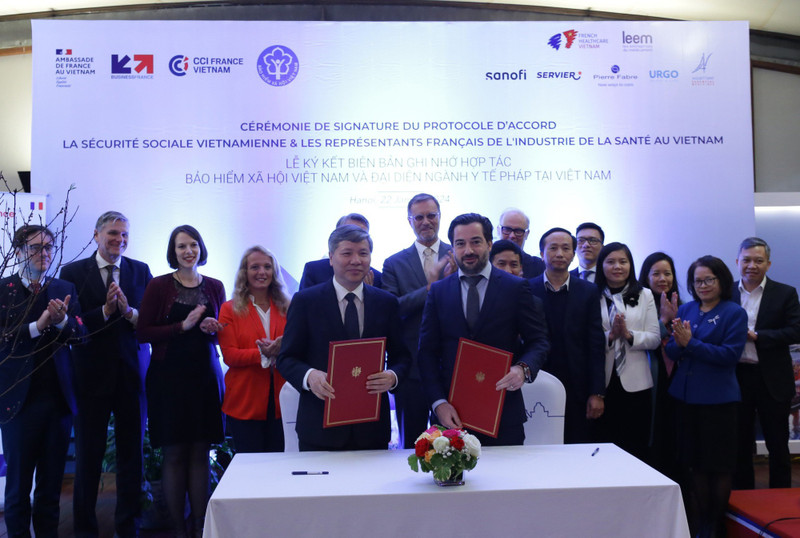 En la firma. (Foto: baochinhphu.vn)