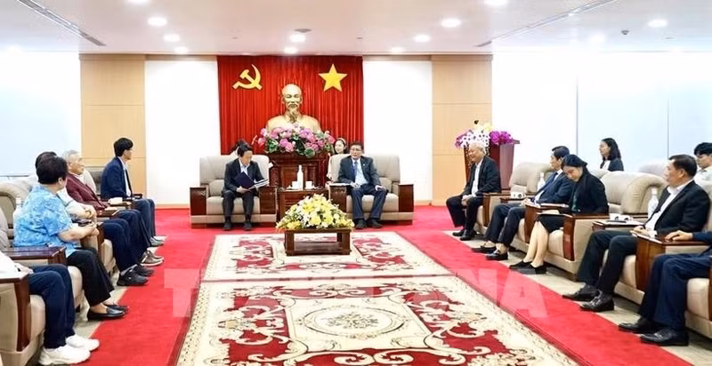 Dirigentes de la provincia de Binh Duong trabaja con una delegación del distrito de Seo Daemun, Seúl, Corea del Sur. (Fotografía: VNA)