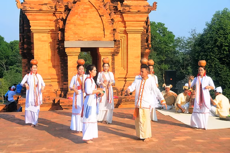Un baile inspirado en la vida cotidiana de los Cham. Un baile inspirado en la vida cotidiana de los Cham.