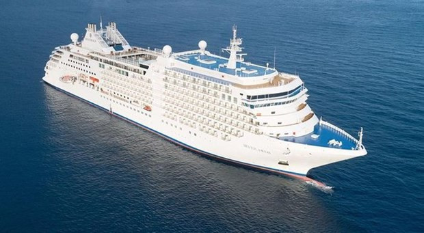 El crucero Silver Muse arriba al puerto de Nha Trang. (Fotografía: VNA)